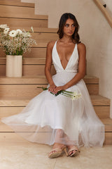 Vestido midi superpuesto de malla con escote pronunciado flotante blanco