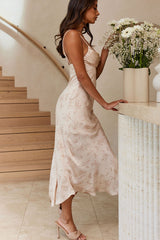 Vestido plisado con busto y abertura frontal estampado primaveral champán de Well Versed