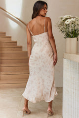 Vestido plisado con busto y abertura frontal estampado primaveral champán de Well Versed