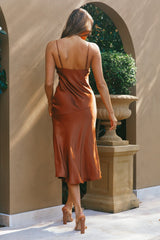 Vestido Chocolate com Fenda Frontal e Busto Plissado Well Versed