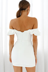 Vestido Rossi de hombros descubiertos con doble volante blanco