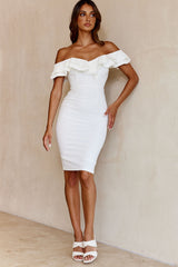Vestido ajustado Rossi sin hombros con volantes blanco