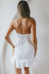 Minivestido blanco sin tirantes con superposición de encaje y bajo con volante Zoey