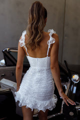 Vestido mini de encaje con volantes, laterales fruncidos y bajo a capas Kaley blanco