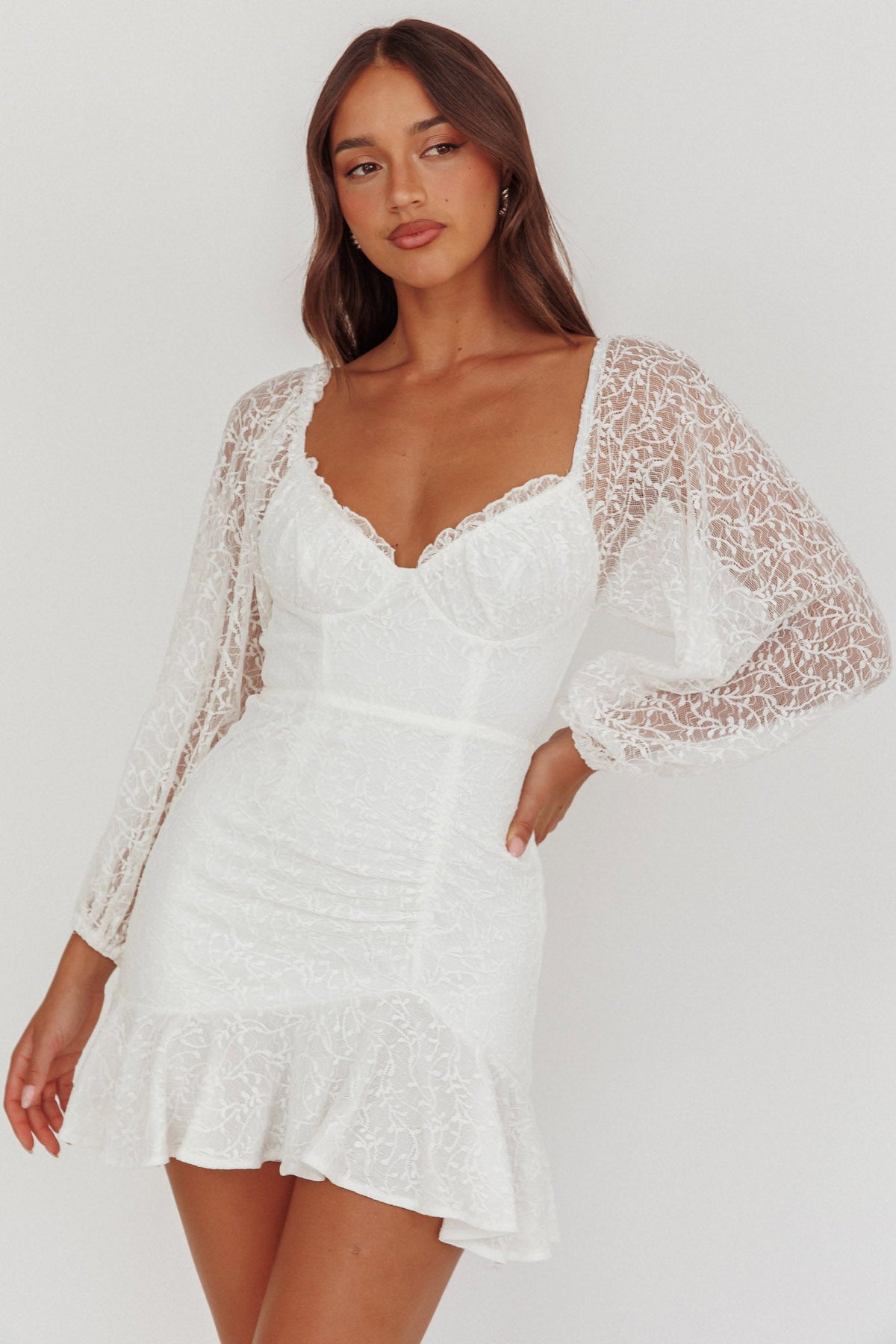Vestido de renda branco com babados, decote com franzidos, manga bufante e barra fluida Halley