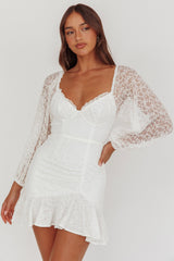 Vestido de renda branco com babados, decote com franzidos, manga bufante e barra fluida Halley