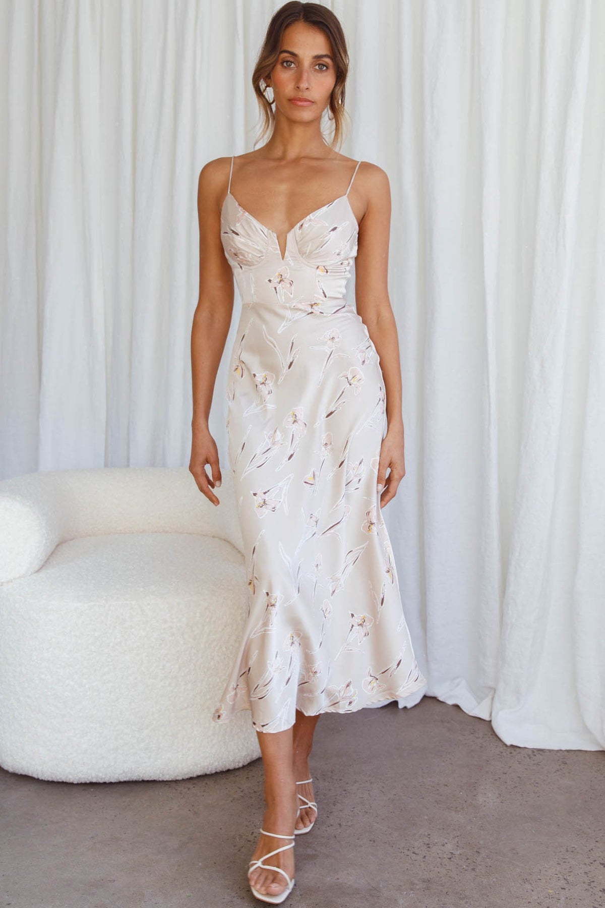 Vestido Midi com Alças Finas e Busto Ajustado Estampa Orquídea Bege Lake Como