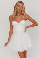 Vestido de fiesta corto de gasa con escote corazón Smitten