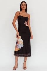 Vestido largo Nerida con busto fruncido, estampado floral negro