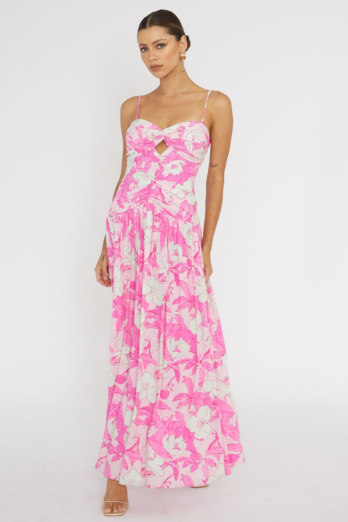 Vestido maxi Amanie con cintura fruncida rosa