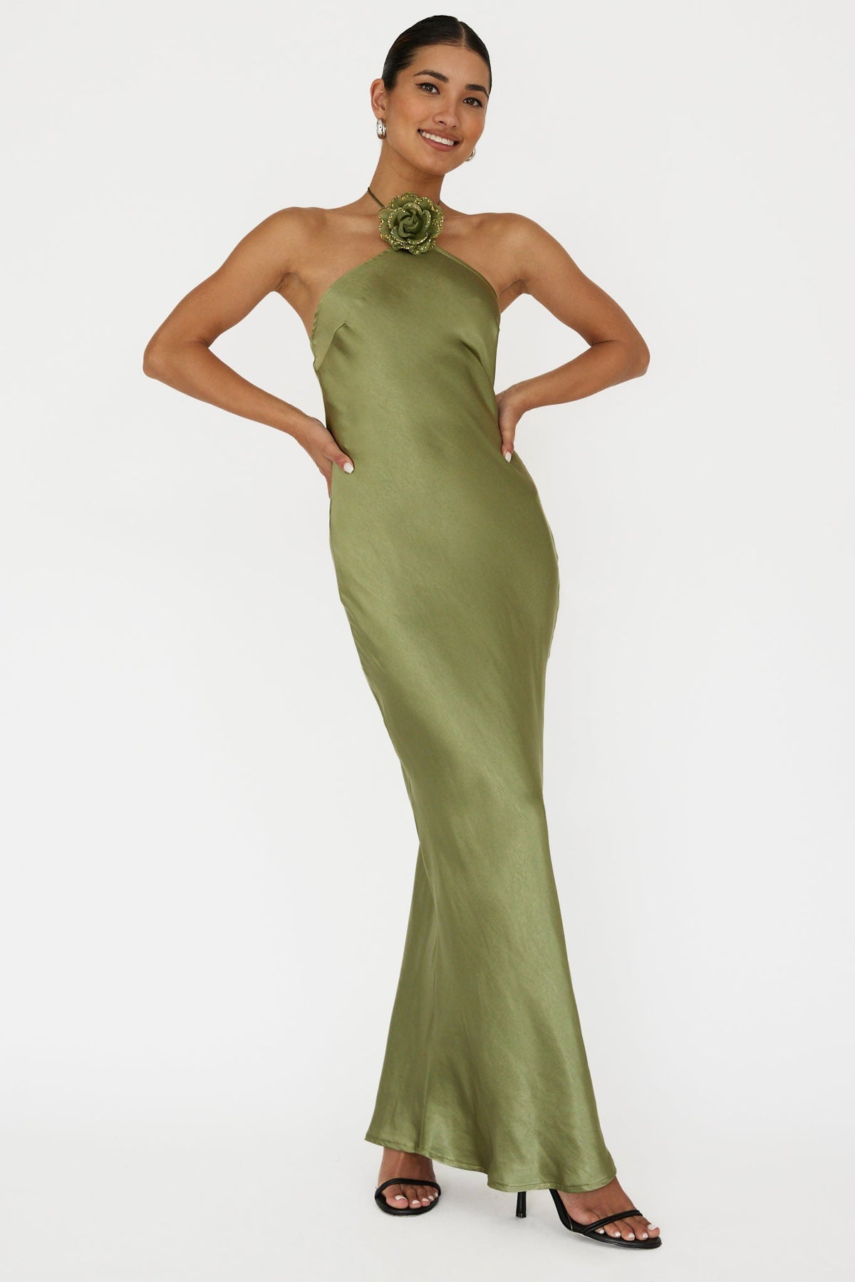 Vestido Halter Olive com Decoração Floral de Luxo