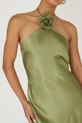 Vestido Halter Olive com Decoração Floral de Luxo