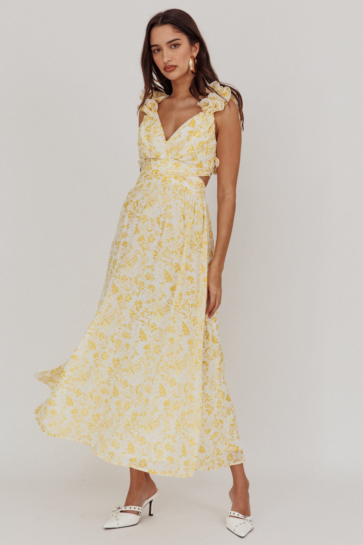 Vestido longo Madara com amarração nas costas e estampa floral amarela