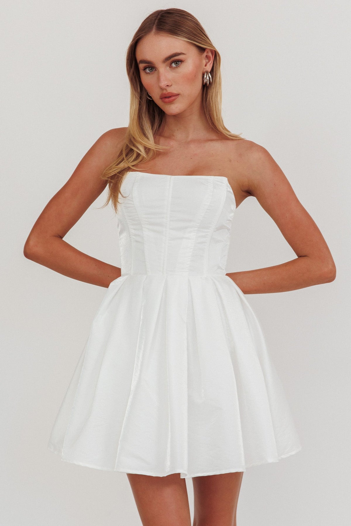Minivestido acampanado sin tirantes Loveless en blanco roto