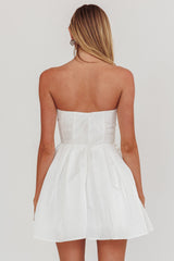 Minivestido acampanado sin tirantes Loveless en blanco roto