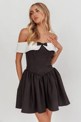 Minivestido Grace Kelly Preto com Decote Ombro a Ombro Contrastante