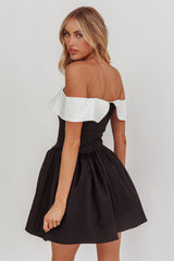 Minivestido Grace Kelly Preto com Decote Ombro a Ombro Contrastante