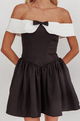 Minivestido Grace Kelly Preto com Decote Ombro a Ombro Contrastante