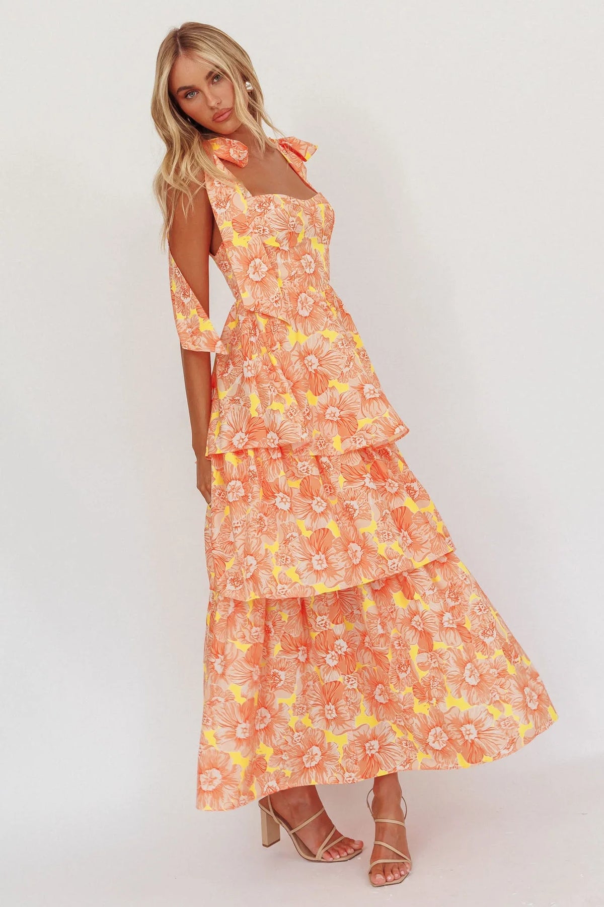 Vestido midi Arlowe con volantes y hombros anudados, estampado floral naranja