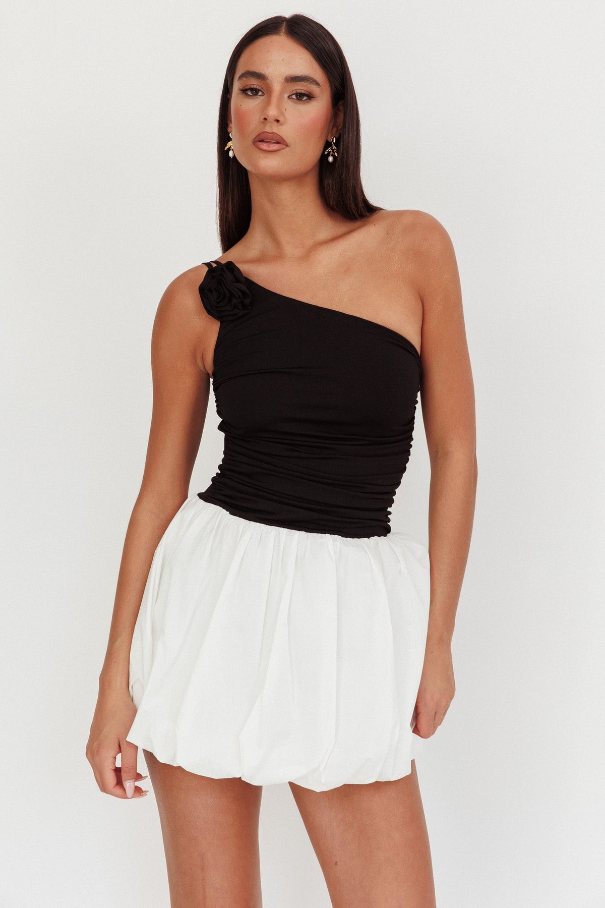 Minivestido Corinthians de um Ombro com Babado Preto/Branco