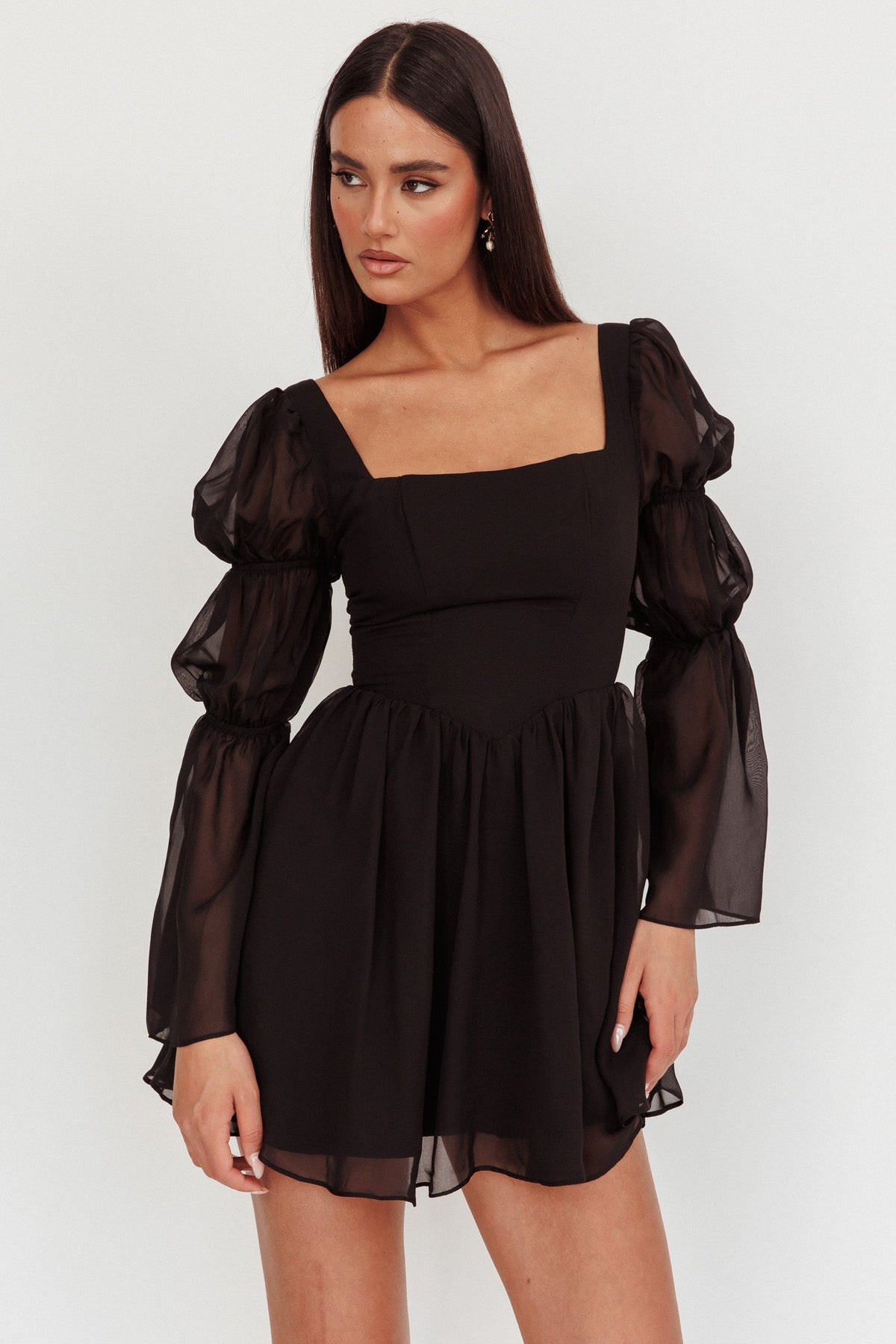 Vestido Curto Manga Longa Miya Preto
