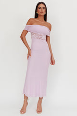 Vestido Maxi Flutters com Inserção de Renda no Ombro Lilás