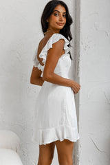 Vestido blanco con volantes y lazo en la cintura Thinkin' Bout You