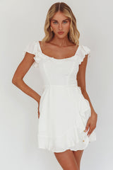 Vestido blanco con volantes y lazo en la cintura Thinkin' Bout You
