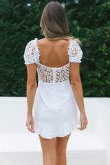 Vestido Mini Branco com Bordado Floral e Corpete Amarrado Manga Bufante Field Dreams