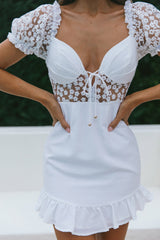 Vestido Mini Branco com Bordado Floral e Corpete Amarrado Manga Bufante Field Dreams