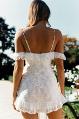 Vestido Matilda Branco com Renda, Babados e Miçangas Douradas