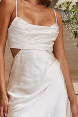 Minivestido champagne con abertura en la cintura y detalle de pliegues "Shaken Not Stirred"