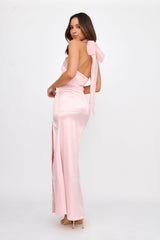 Vestido largo de satén con lazo al cuello Halter Andria color rosa claro