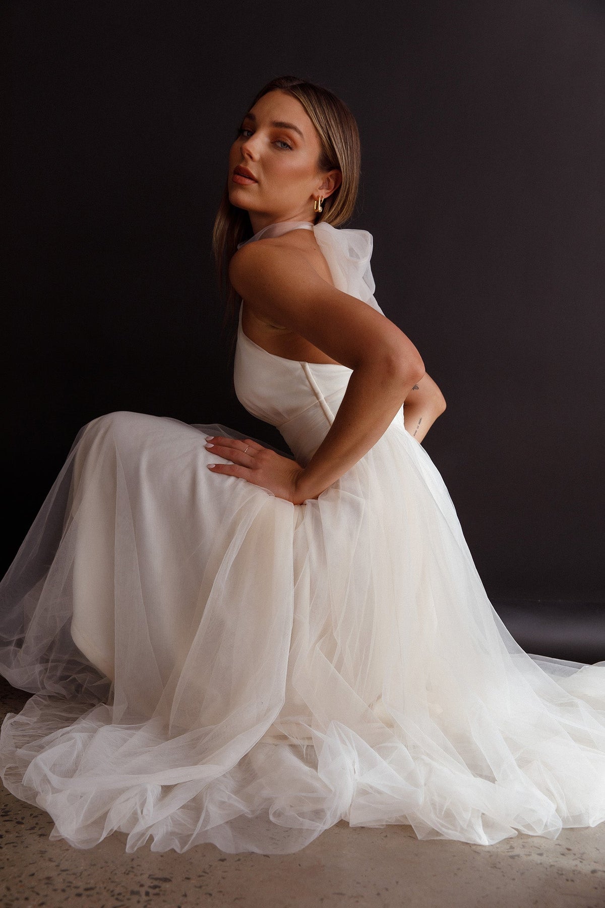 Vestido midi de tul con cuello halter Andria color marfil