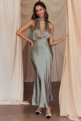 Vestido maxi Italia Azure con cuello halter y en color caqui