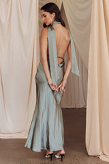 Vestido maxi Italia Azure con cuello halter y en color caqui