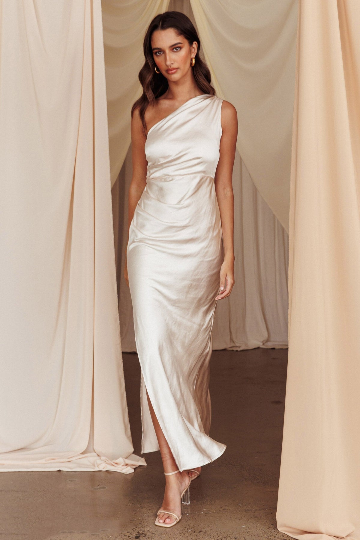 Vestido longo Kamillia de um ombro só com fenda na cor champanhe