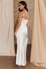 Vestido longo Kamillia de um ombro só com fenda na cor champanhe