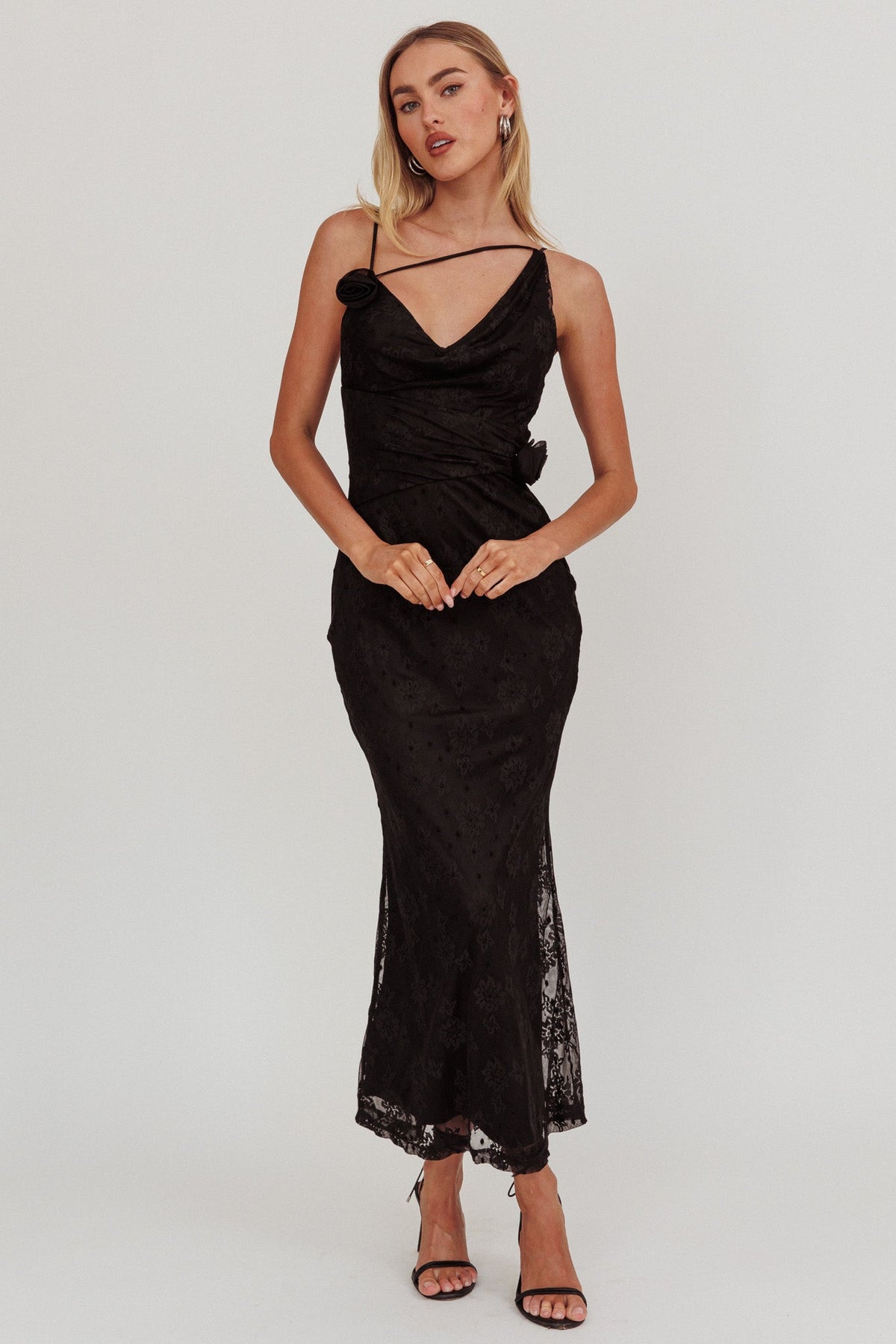 Vestido longo preto Golden Glow Rosette com gola drapeada