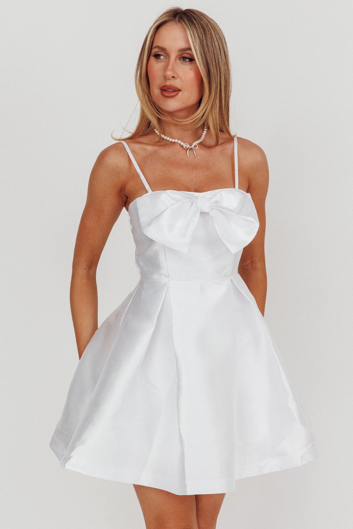 Vestido corto acampanado con lazo Love Talk en blanco