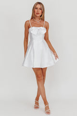 Vestido corto acampanado con lazo Love Talk en blanco