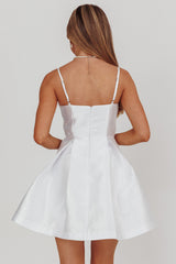 Vestido corto acampanado con lazo Love Talk en blanco