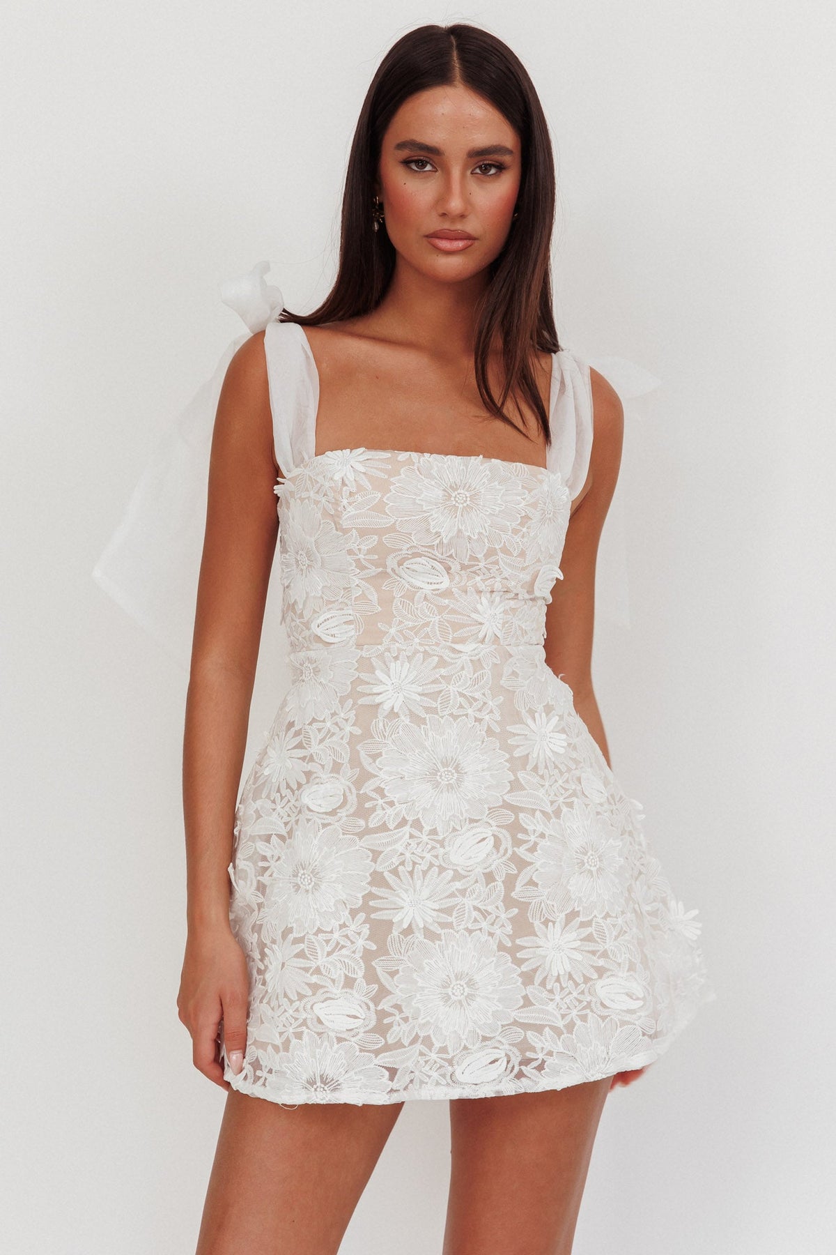Minivestido blanco con hombro anudado y adornos Suns Out