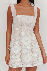 Minivestido blanco con hombro anudado y adornos Suns Out