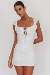 Minivestido Branco com Busto Franzido e Babados Sábado Doce