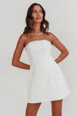 Vestido Macaila tomara que caia curto off white com aplicação de strass