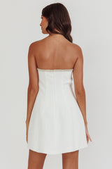 Vestido Macaila tomara que caia curto off white com aplicação de strass