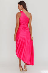 Vestido midi de satén fucsia con pliegues tipo acordeón y un solo hombro Brooklynn