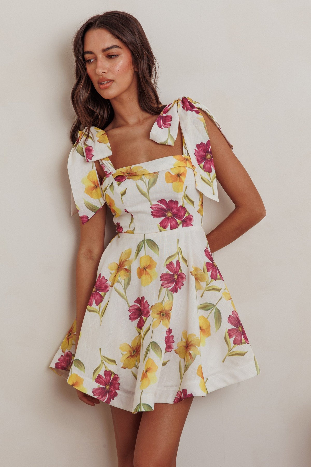 Minivestido Jeanie con hombros anudados y estampado floral morado