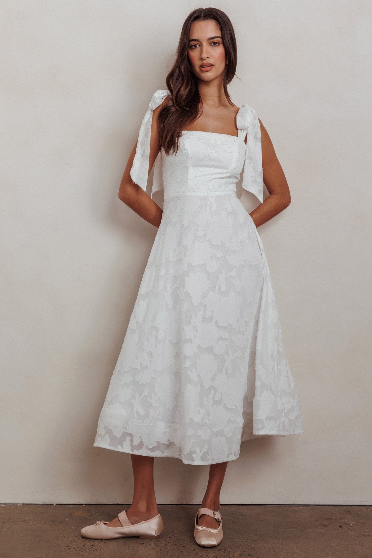 Vestido Midi com Ombro Bufante Jeanie Branco em Relevo
